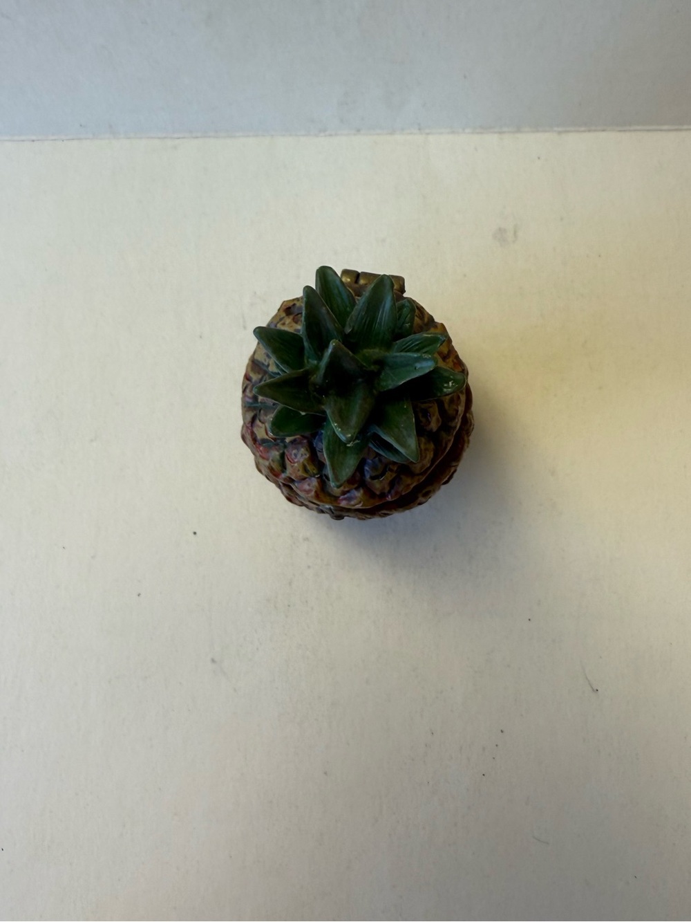 Vintage 2005 Resin Pineapple Trinket Box with Hula Dancer Inside. - Picture 5 of 12